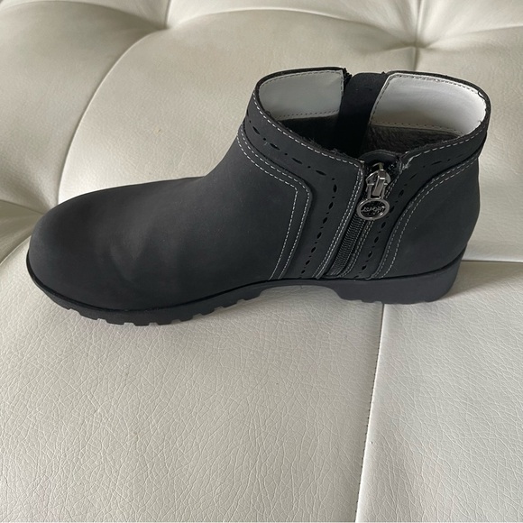 J Sport Jenna Black Ankle Booties size 8 - Picture 11 of 13